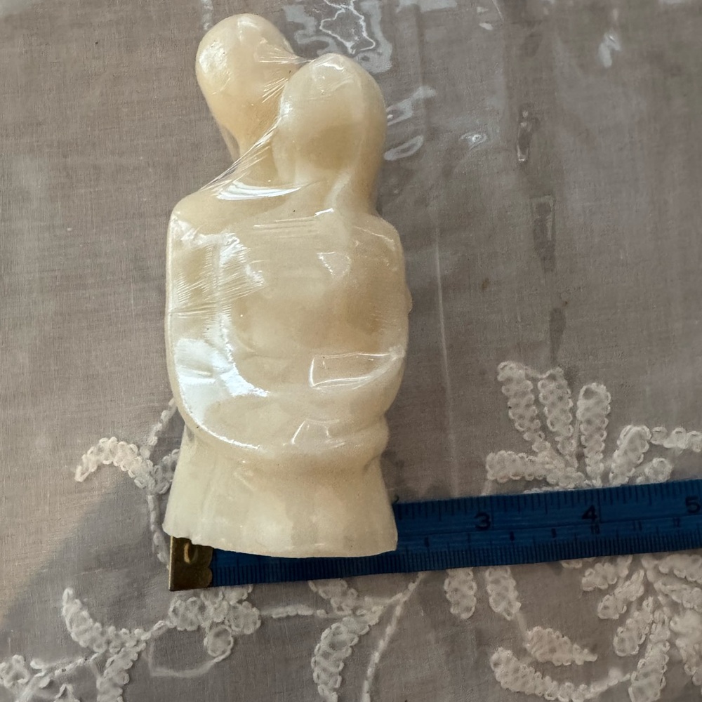 NEW Elegant Cream Sculpture Style Candle